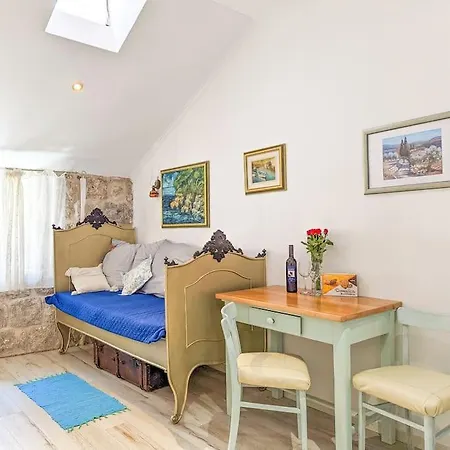 Roko, Old Town Apartment *